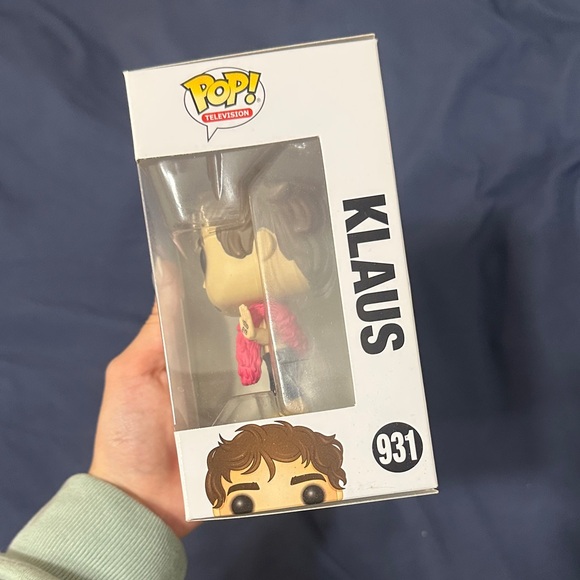 Funko Pop Klaus with Pink Boa - Picture 2 of 4